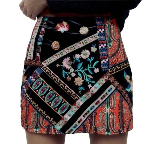 Zara Womens  Black Velvet  Multicolor Embroidered Mini Skirt Size Small - Picture 2 of 8
